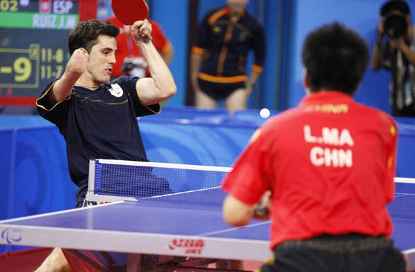 Paralimpiada de Pekin 2008, Jose Manuel Ruiz en su partido de tenis de mesa.