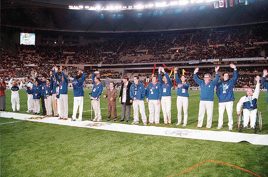 Homenaje conjunto a olímpicos y paralímpicos a pie de césped