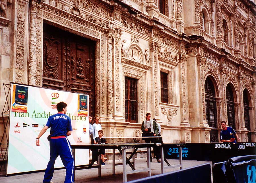 Exhibición de tenis de mesa en pleno centro de Sevilla