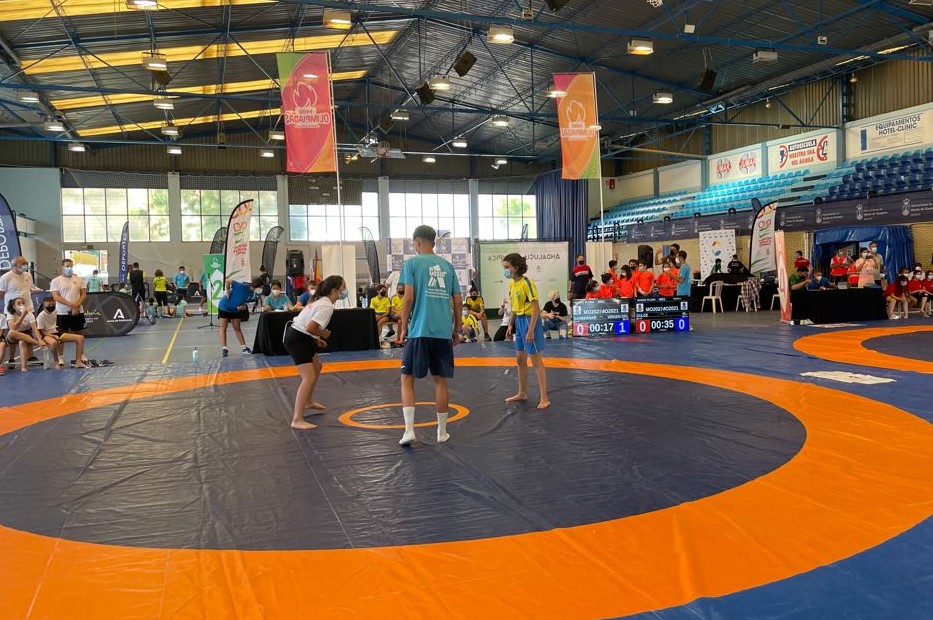 Lucha en la Miniolimpiada.