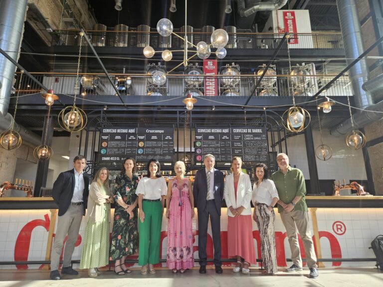 Patronato de la Fundación Andalucía Olímpica en Factoría Cruzcampo presidido por la consejera de Cultura y Deporte, Patricia del Pozo.